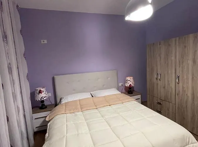 Center Goldi דירה